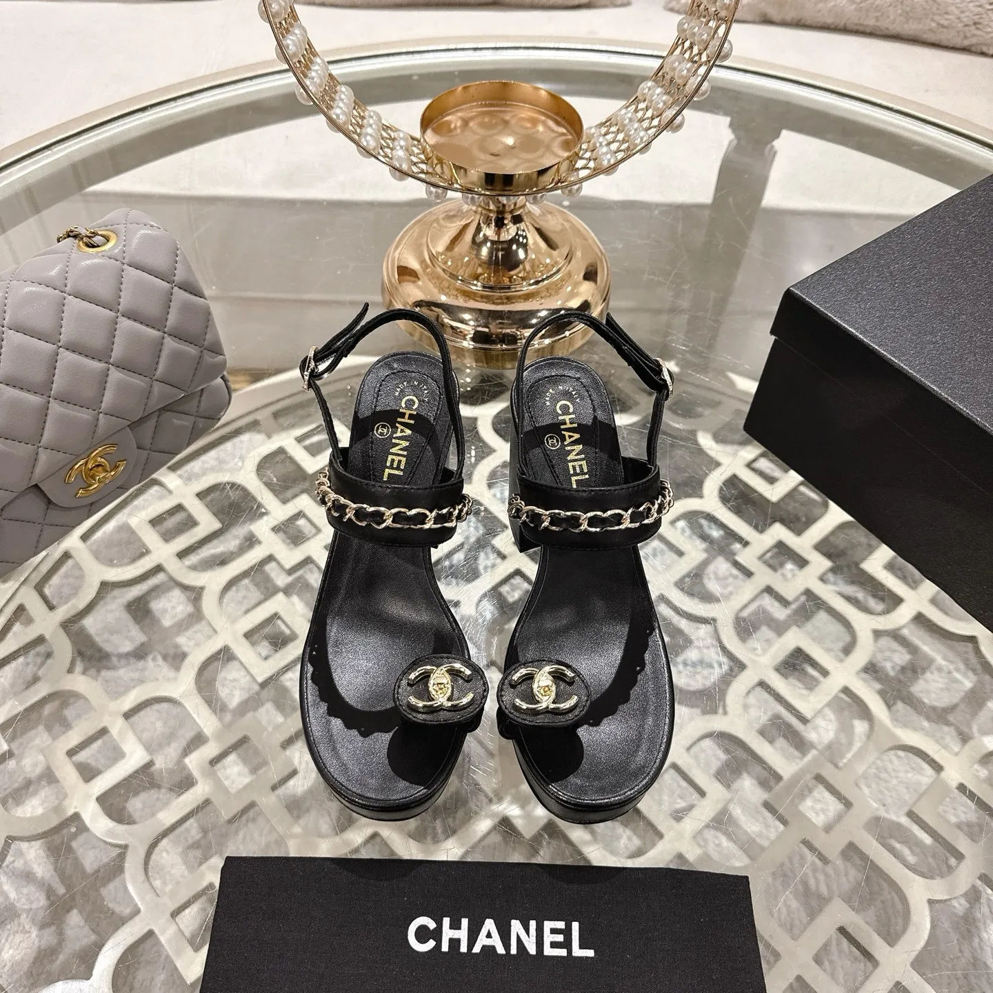 👟👟Ex-factory price 560👟👟Chanel Xiaoxiang 2025ss spring and summer latest high-heeled bucket catwalk fashion chain decoration top quality! Accurate to 1:1, light luxury without tiring the feet, the upper feet can be matched with spring and summer clothes at will, highlighting the texture and taste, simple yet luxurious appearance, even if it is just a pair of sandals, it is definitely a must-have pair in the summer shoe cabinet. Upper: imported lambskin. Lining: imported sheepskin lining. Outsole: Italian leather outsole. Heel height: 10.5cm. Size: 35-40 (40.41.42 custom-made, non-returnable)